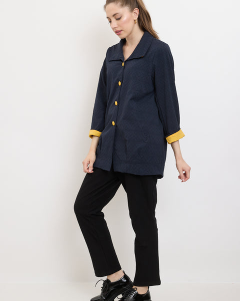 Veste bleue avec des touches jaunes