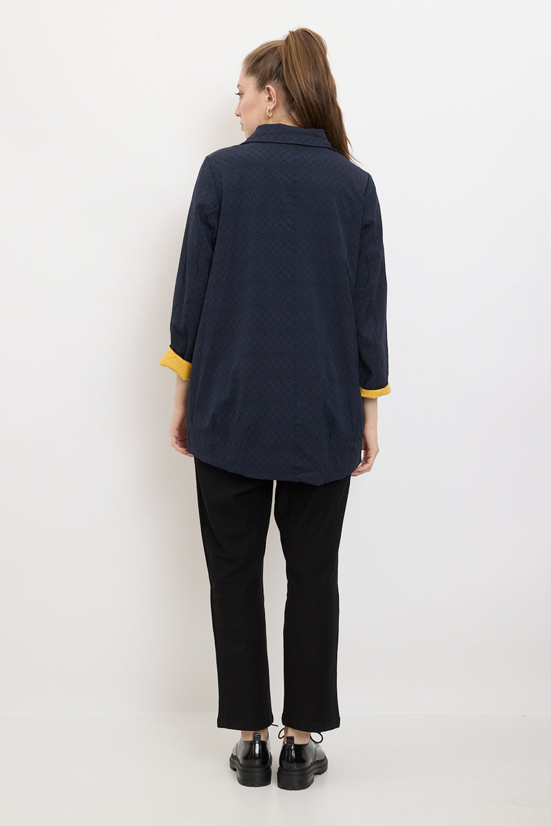 Veste bleue avec des touches jaunes