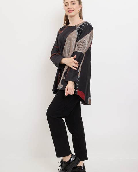 Blouse aux motifs modernes noirs, rouges et marrons