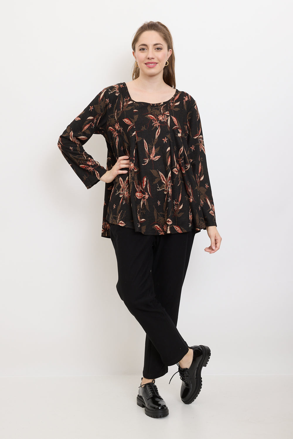 Blouse with autumnal floral patterns