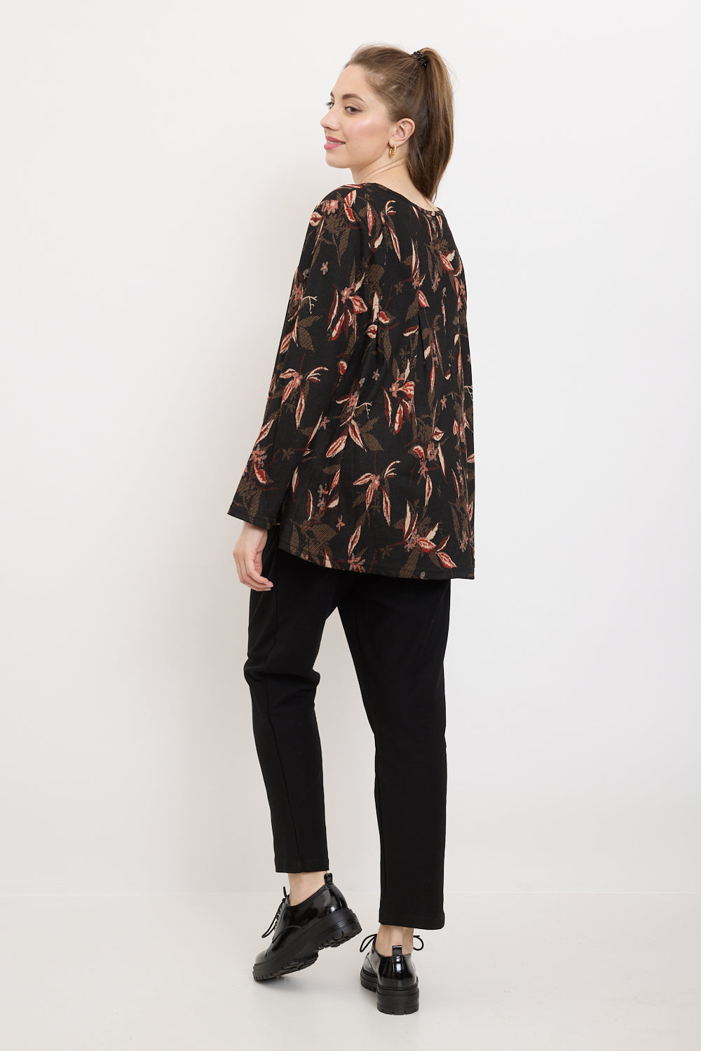 Blouse with autumnal floral patterns