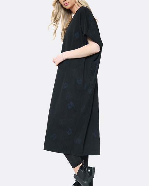 Robe noire aux reflets bleus
